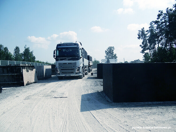 Transport szamb betonowych  w Środzie Wielkopolskiej